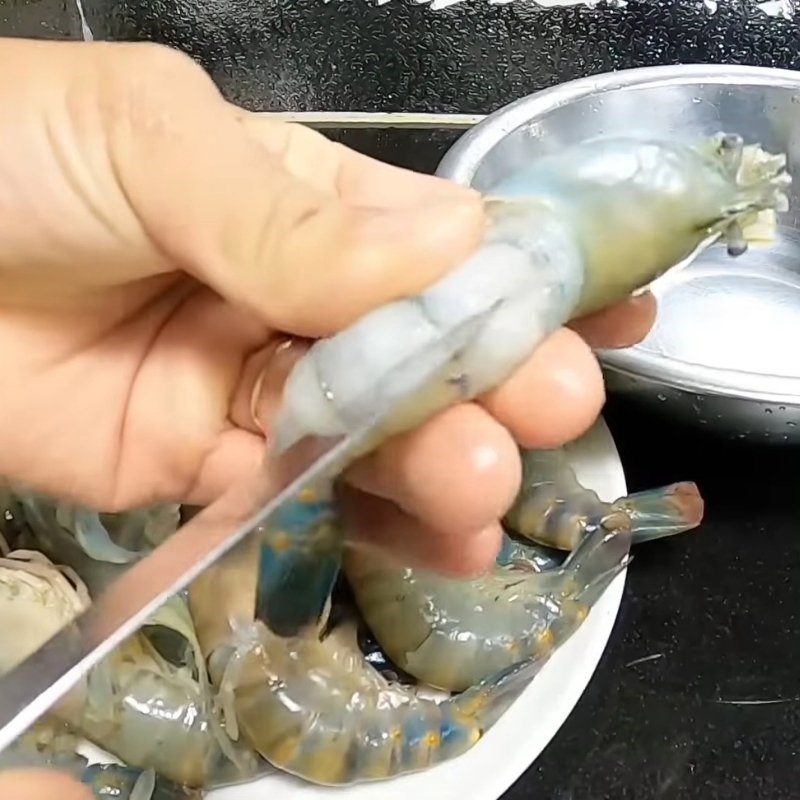 Bước 1 Sơ chế tôm càng xanh Tôm càng cháy tỏi