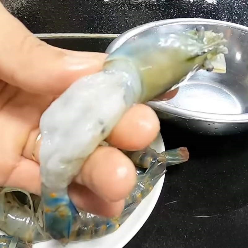 Bước 1 Sơ chế tôm càng xanh Tôm càng cháy tỏi