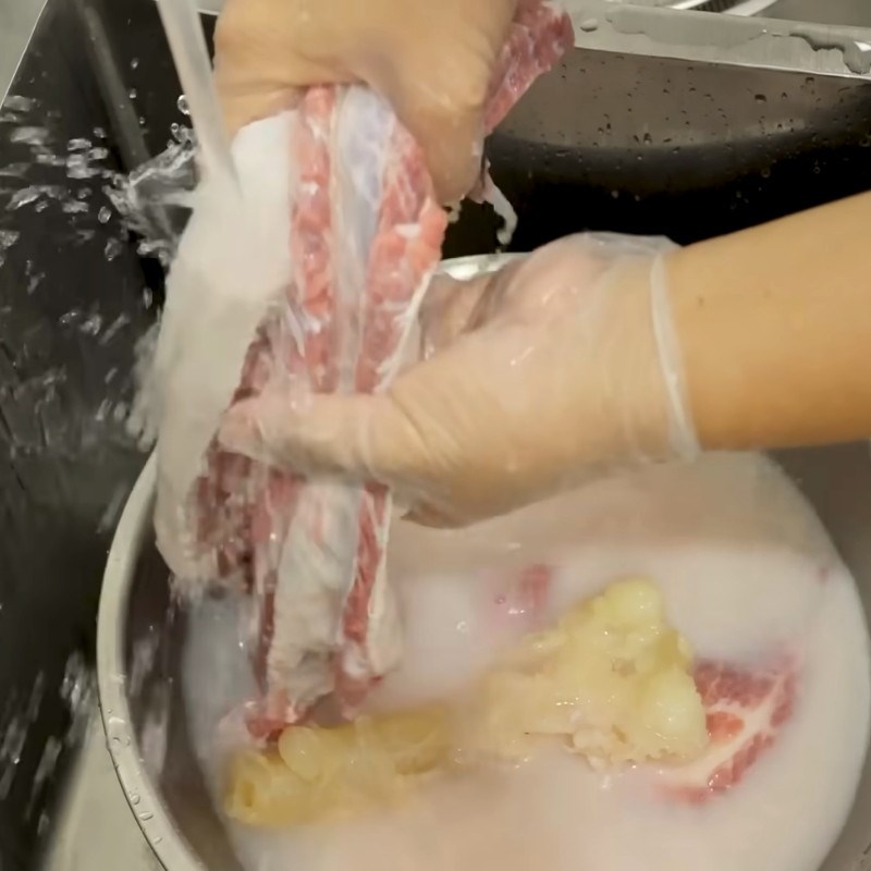 Bước 1 Sơ chế và khử mùi thịt bò Cách nấu bò kho truyền thống