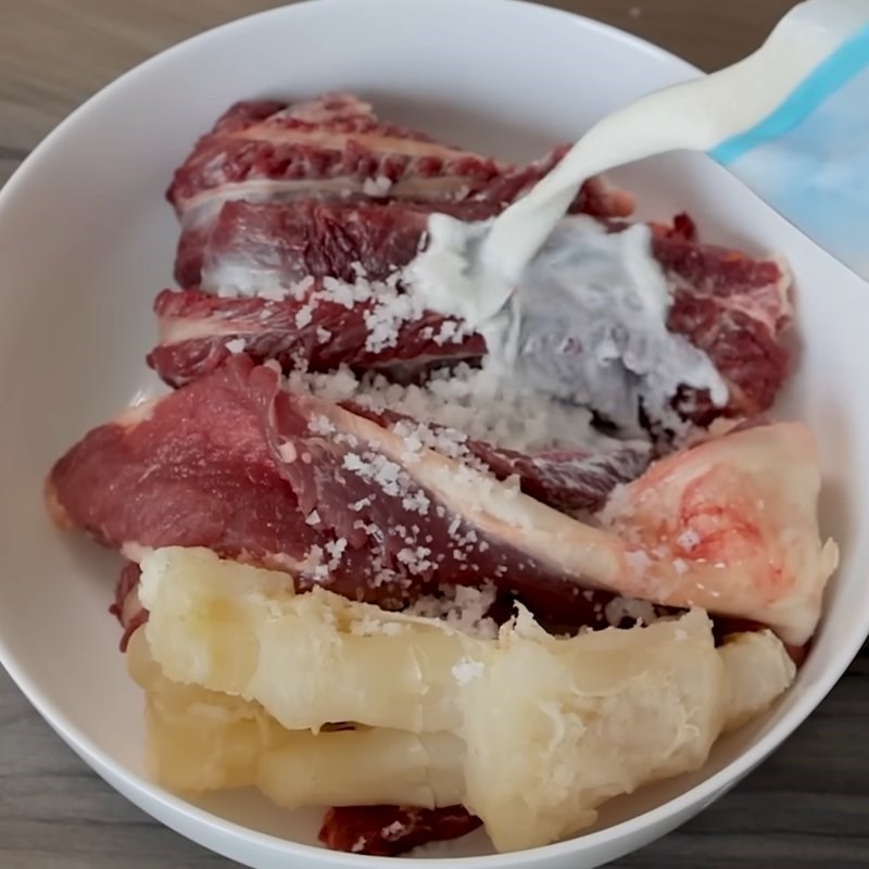 Bước 1 Sơ chế và khử mùi thịt bò Cách nấu bò kho truyền thống