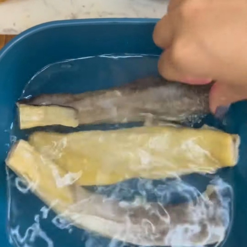 Bước 1 Sơ chế và mẹo khử mùi tanh cá khô Khô cá dứa chiên giấm đường