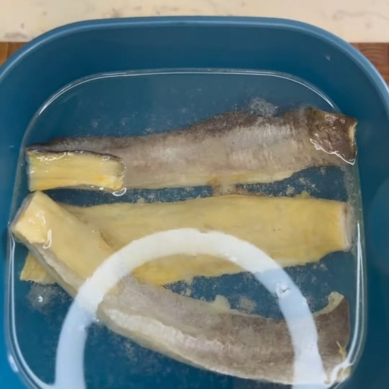 Bước 1 Sơ chế và mẹo khử mùi tanh cá khô Khô cá dứa chiên giấm đường