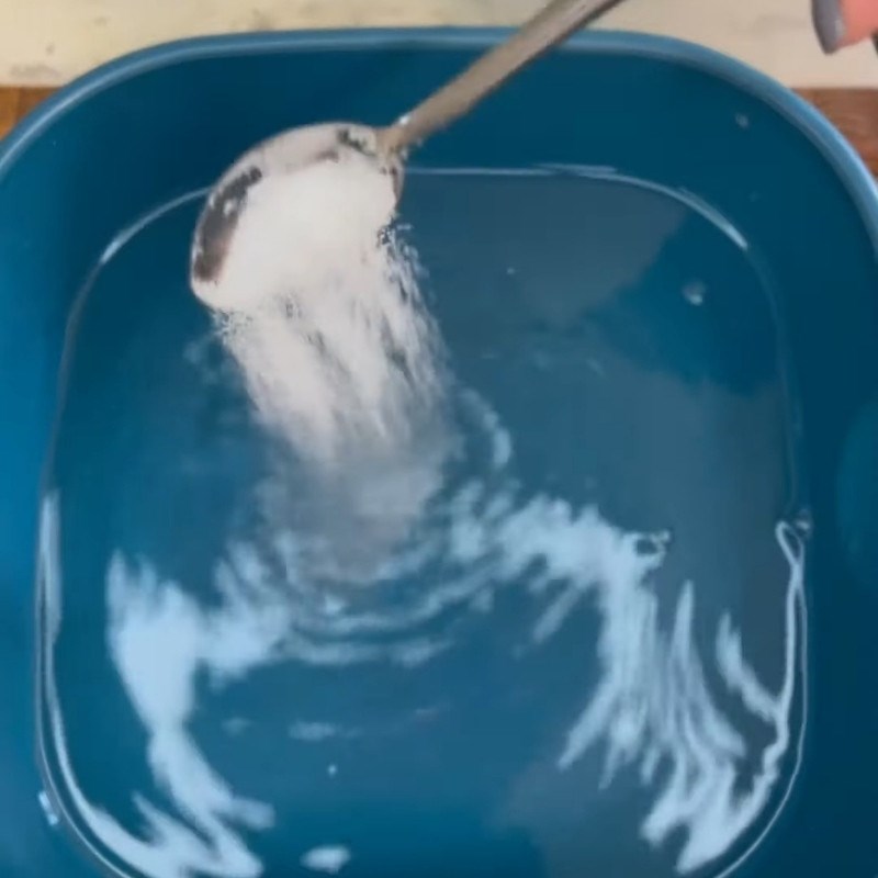 Bước 1 Sơ chế và mẹo khử mùi tanh cá khô Khô cá dứa chiên giấm đường