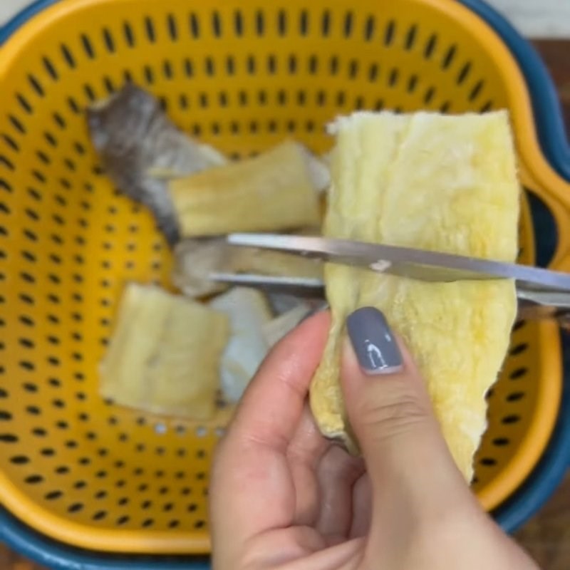Bước 1 Sơ chế và mẹo khử mùi tanh cá khô Khô cá dứa chiên giấm đường