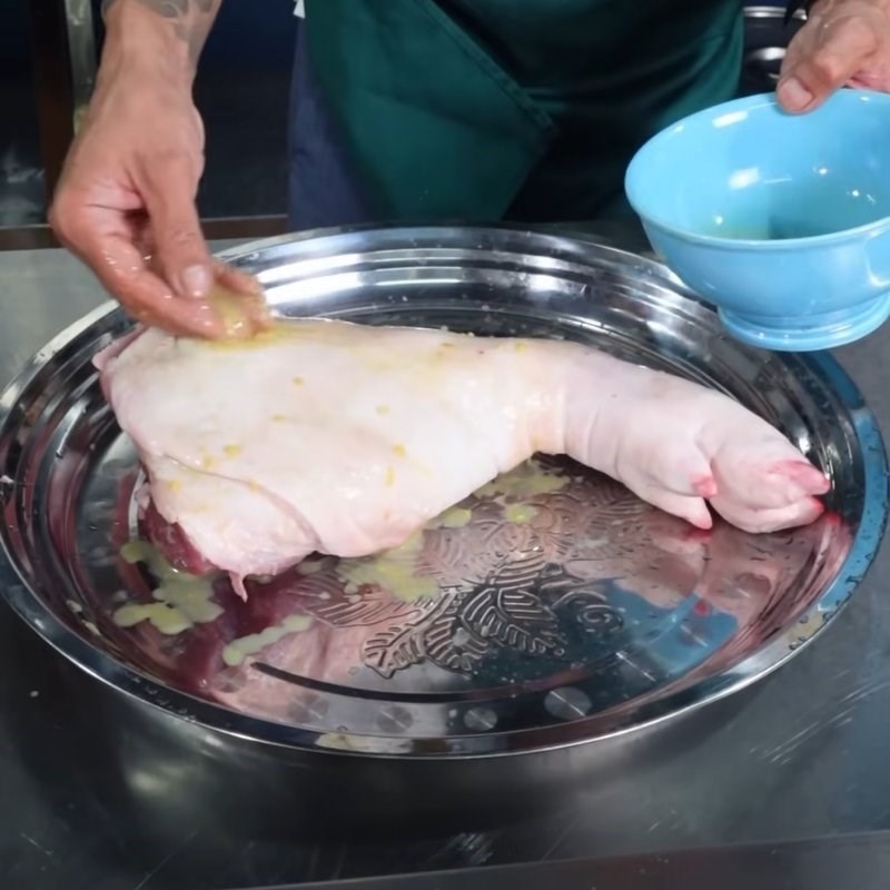 Bước 1 Sơ chế và thui chân giò Giò heo nấu giả cầy miền bắc