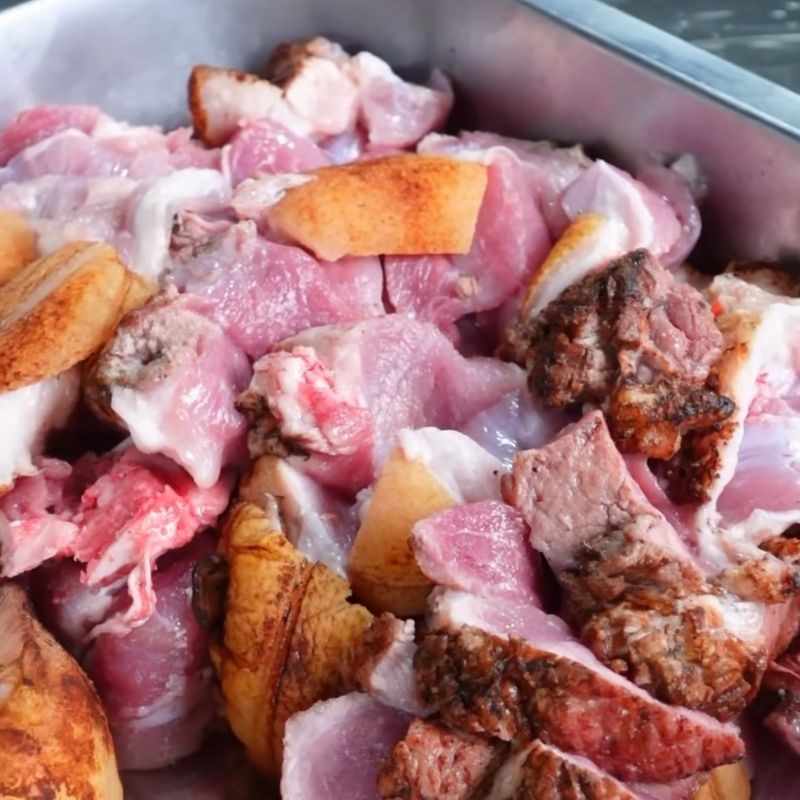 Bước 1 Sơ chế và thui chân giò Giò heo nấu giả cầy miền bắc