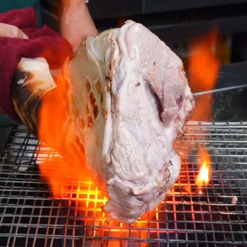 Bước 1 Sơ chế và thui chân giò Giò heo nấu giả cầy miền bắc