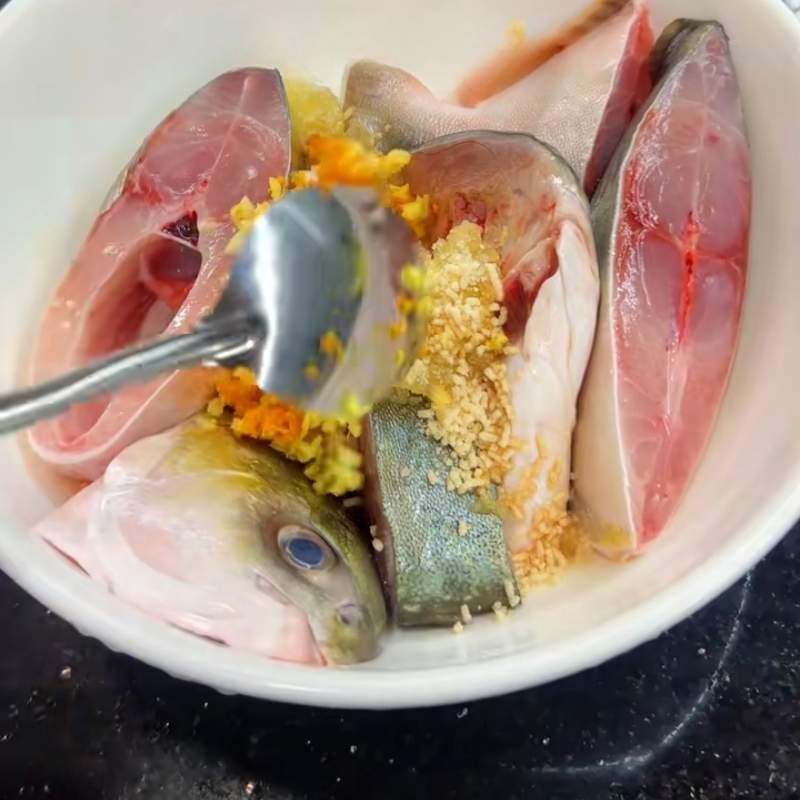 Bước 1 Sơ chế và ướp cá chim Cá chim kho nghệ