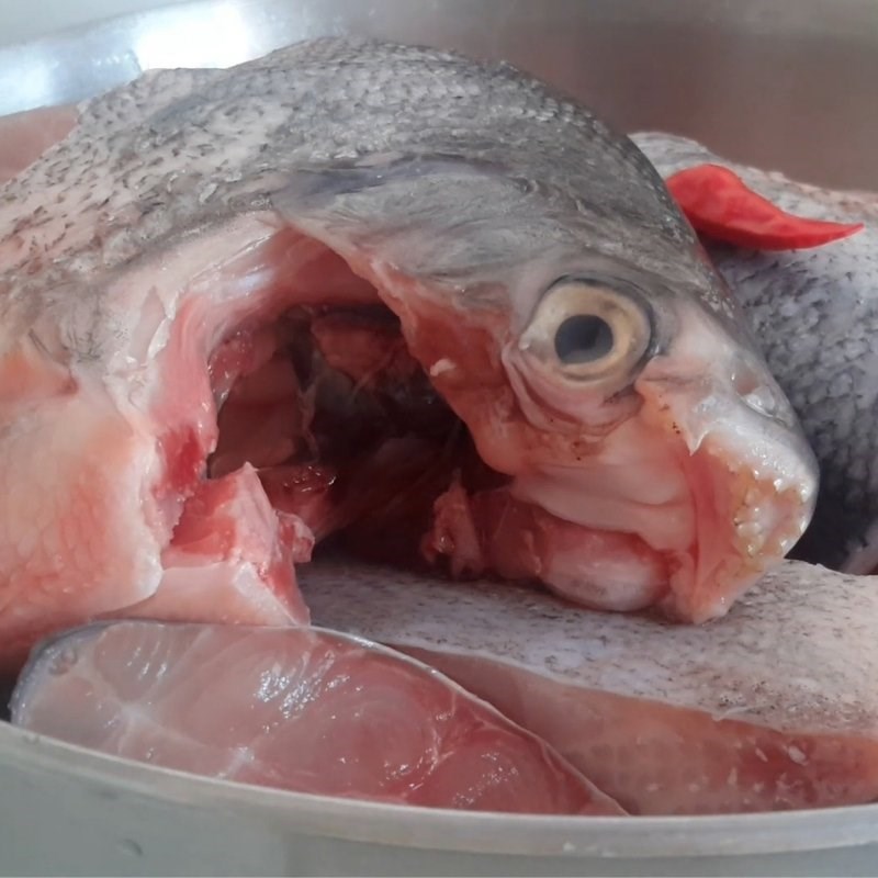 Bước 1 Sơ chế và ướp cá chim Cá chim kho nghệ