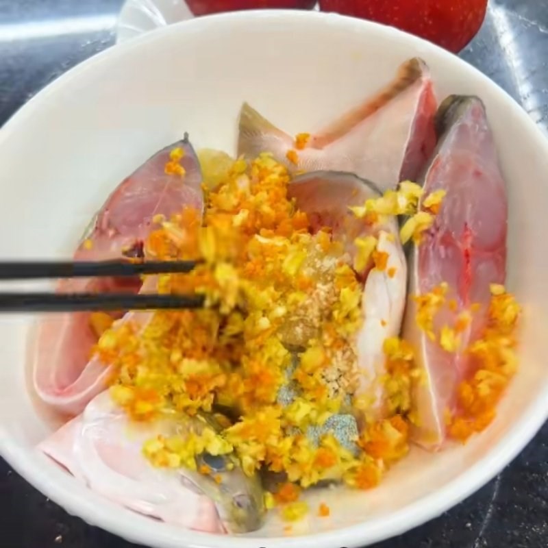 Bước 1 Sơ chế và ướp cá chim Cá chim kho nghệ