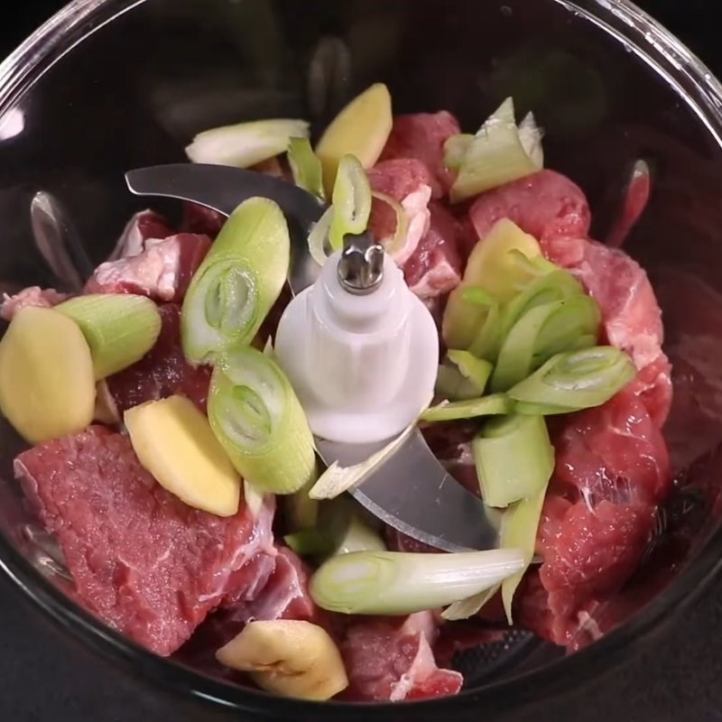 Bước 1 Sơ chế và xay thịt bò làm nhân Lẩu bò mông cổ