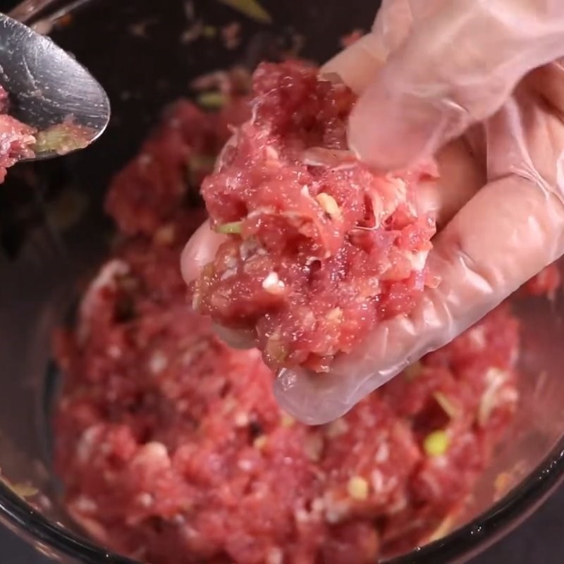 Bước 1 Sơ chế và xay thịt bò làm nhân Lẩu bò mông cổ