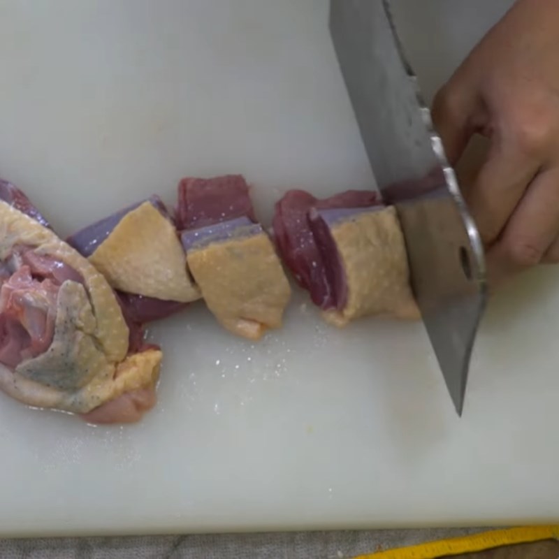 Bước 1 Sơ chế vịt xiêm sạch mùi hôi Bánh canh bột xắt miền Tây