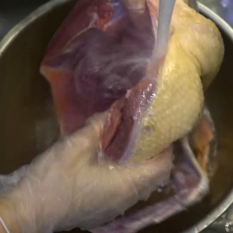 Bước 1 Sơ chế vịt xiêm sạch mùi hôi Bánh canh bột xắt miền Tây