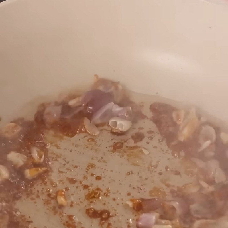 Bước 2 Thắng nước màu cánh gián và xào săn thịt heo Thịt kho nước mắm