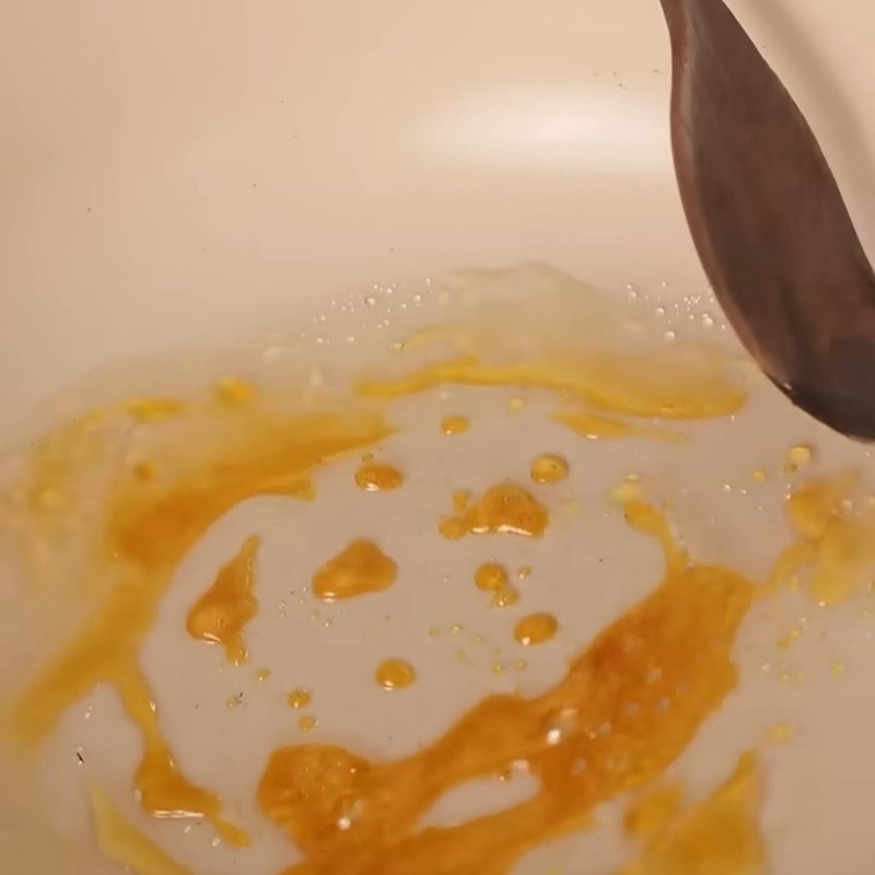 Bước 2 Thắng nước màu cánh gián và xào săn thịt heo Thịt kho nước mắm