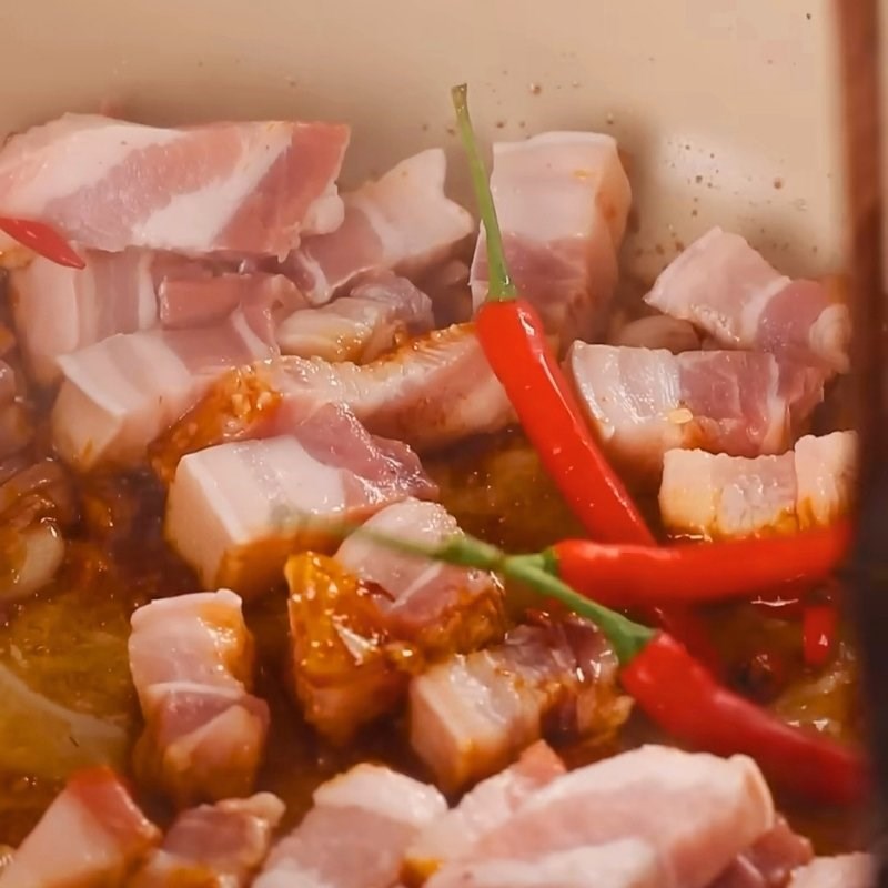 Bước 2 Thắng nước màu cánh gián và xào săn thịt heo Thịt kho nước mắm