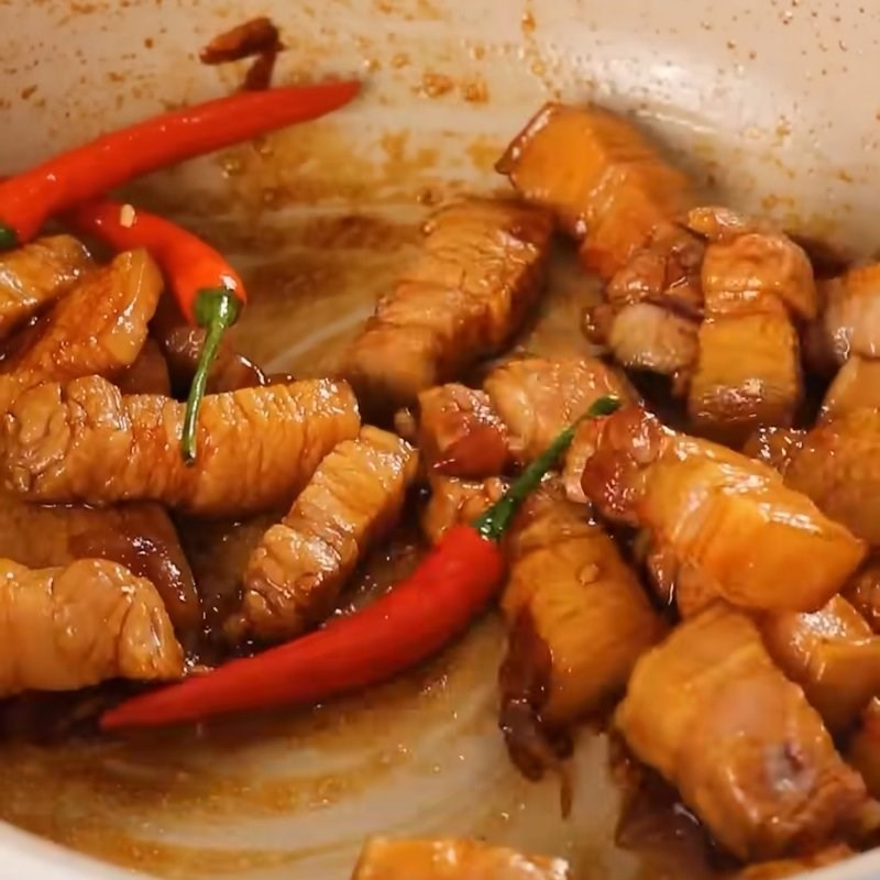 Bước 2 Thắng nước màu cánh gián và xào săn thịt heo Thịt kho nước mắm