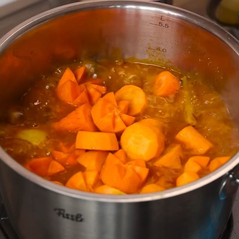 Bước 5 Thêm cà rốt và nước dừa Cách nấu bò kho truyền thống