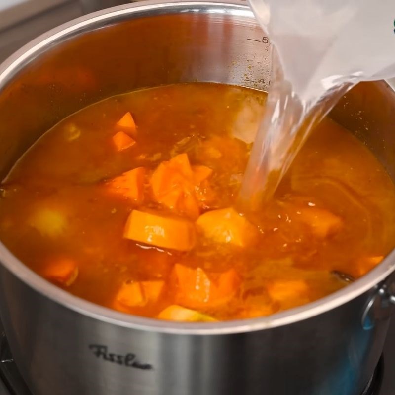 Bước 5 Thêm cà rốt và nước dừa Cách nấu bò kho truyền thống