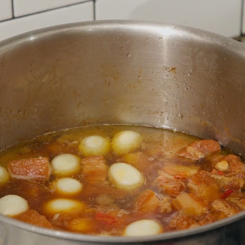 Bước 4 Thêm trứng cút và hoàn thiện Thịt kho nước dừa miền Bắc