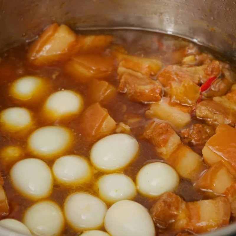 Bước 4 Thêm trứng cút và hoàn thiện Thịt kho nước dừa miền Bắc