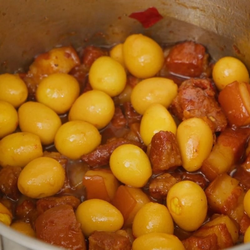 Bước 4 Thêm trứng cút và hoàn thiện Thịt kho nước dừa miền Bắc