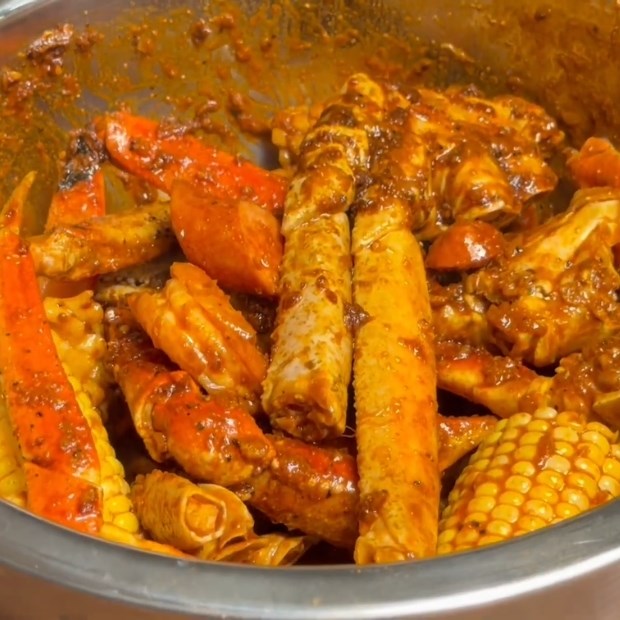 Bước 4 Trộn đều sốt Cajun cùng hải sản Hải sản sốt cajun