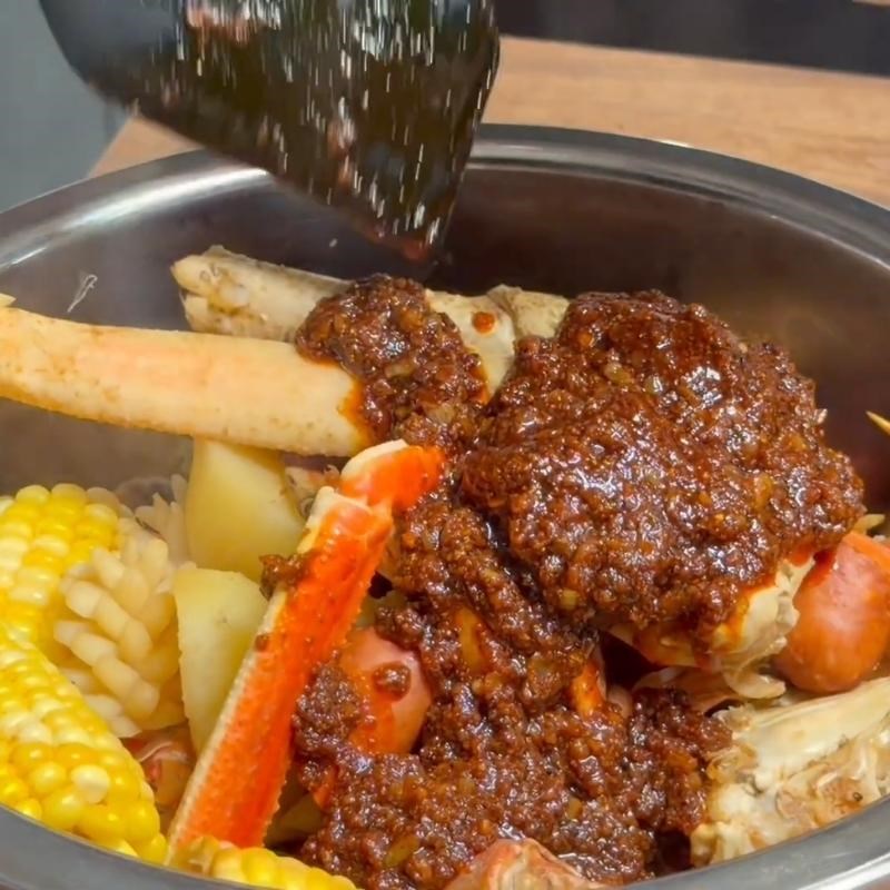 Bước 4 Trộn đều sốt Cajun cùng hải sản Hải sản sốt cajun