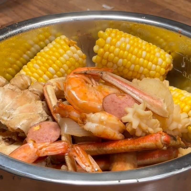 Bước 4 Trộn đều sốt Cajun cùng hải sản Hải sản sốt cajun