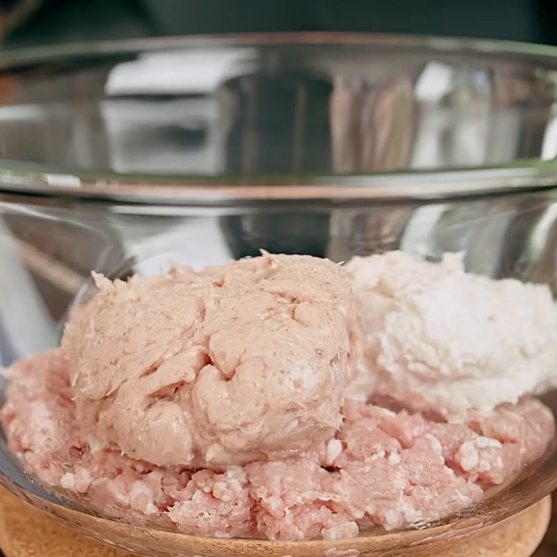 Bước 3 Trộn nhân thịt heo băm Bánh mì xíu mại chén