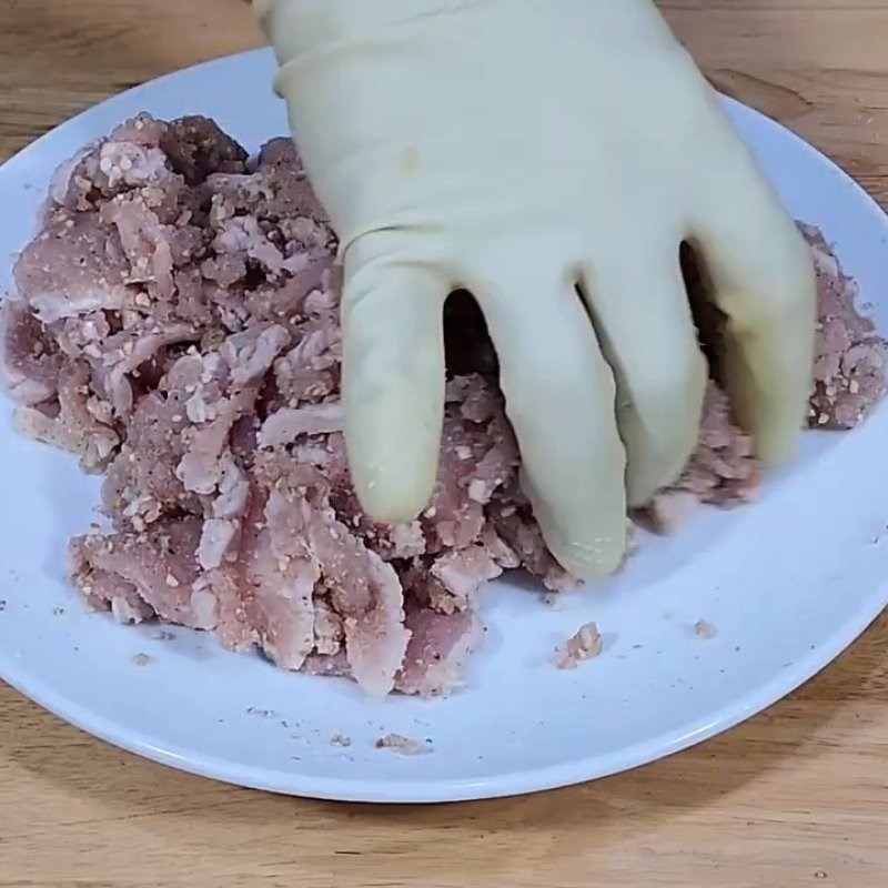 Bước 4 Trộn thính gạo và rau thơm Thịt lợn tái chanh