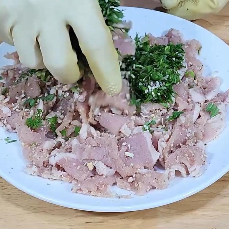 Bước 4 Trộn thính gạo và rau thơm Thịt lợn tái chanh