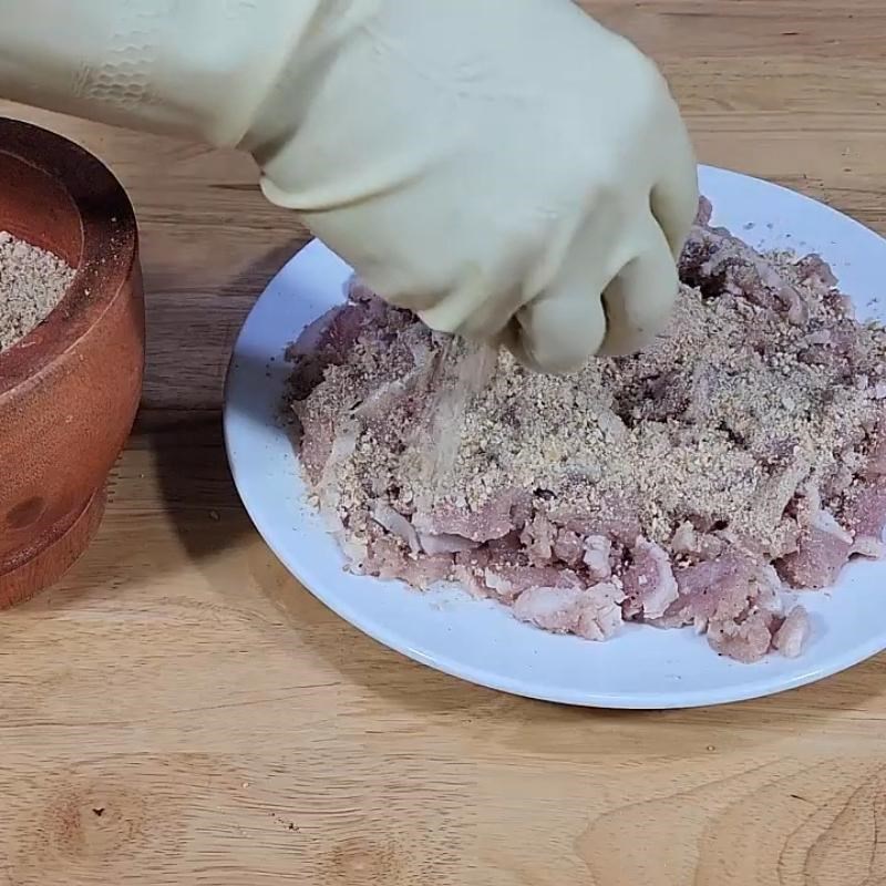 Bước 4 Trộn thính gạo và rau thơm Thịt lợn tái chanh