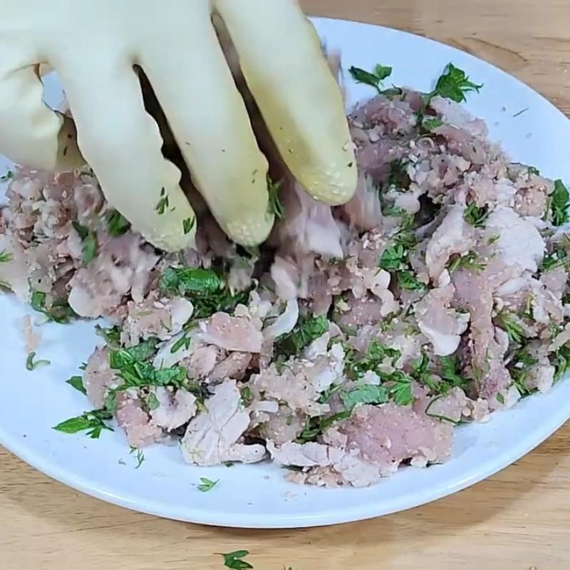 Bước 4 Trộn thính gạo và rau thơm Thịt lợn tái chanh