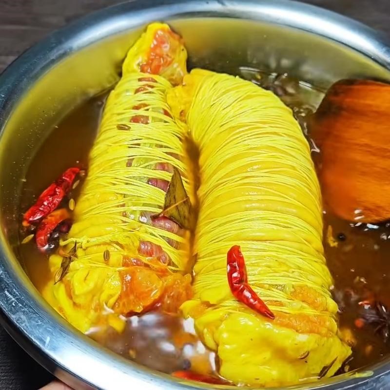 Bước 3 Ủ muối tai heo bắp bò với gia vị Tai heo cuộn bắp bò ủ muối