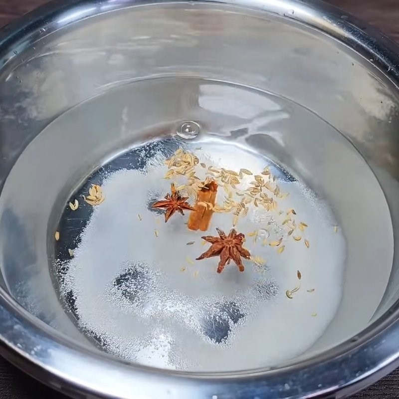 Bước 3 Ủ muối tai heo bắp bò với gia vị Tai heo cuộn bắp bò ủ muối