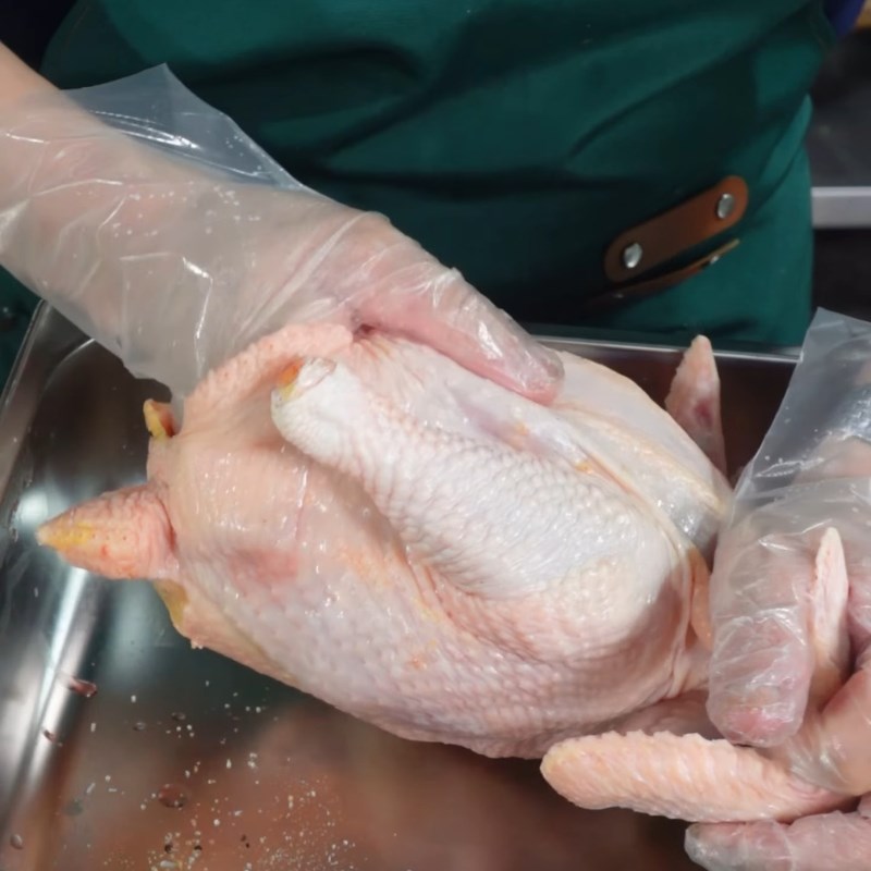 Bước 2 Ướp gà thấm vị từ bên trong Gà quay mật ong