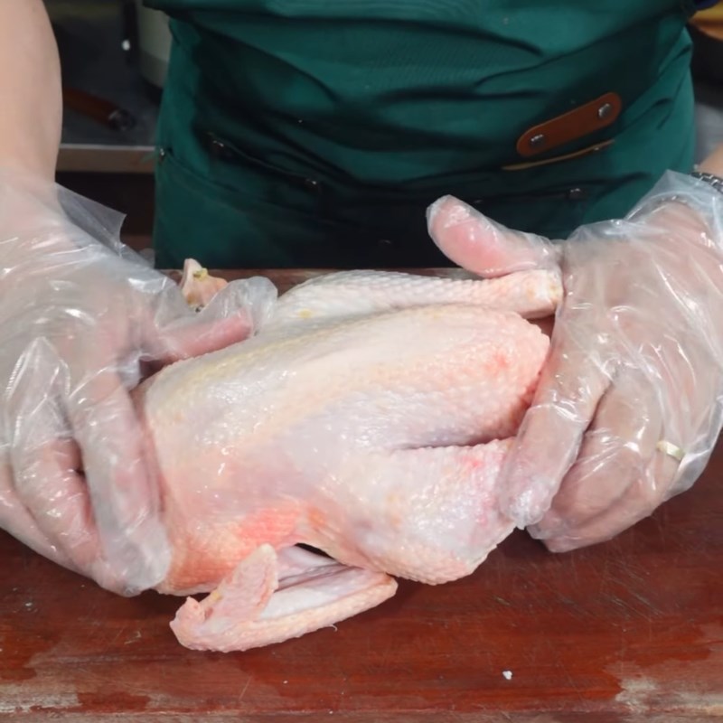 Bước 2 Ướp gà thấm vị từ bên trong Gà quay mật ong