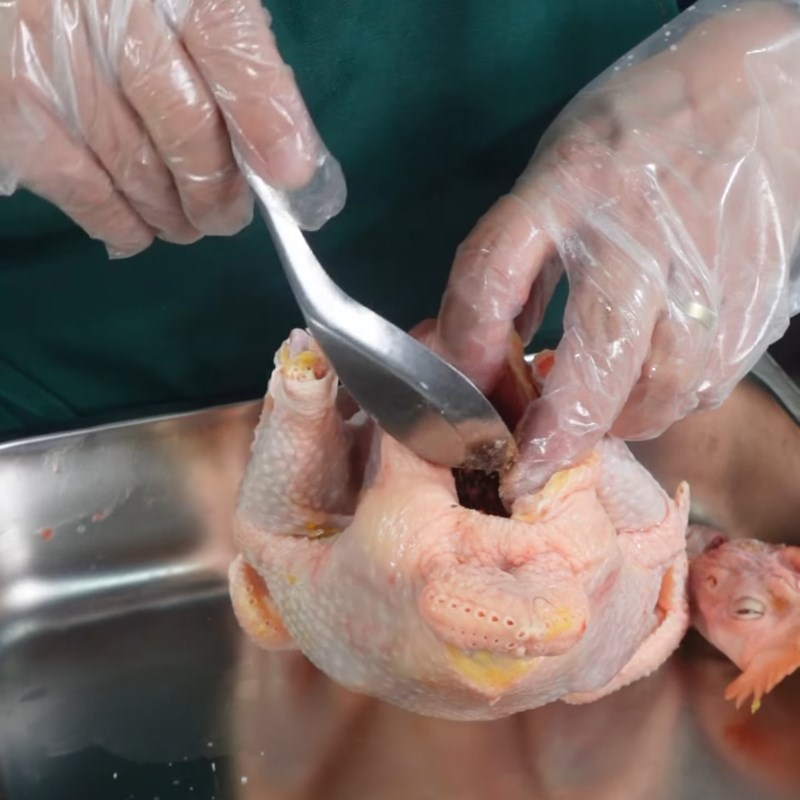 Bước 2 Ướp gà thấm vị từ bên trong Gà quay mật ong