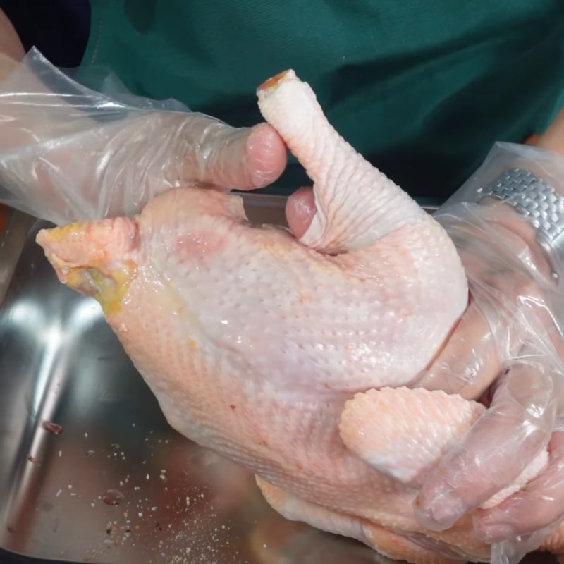 Bước 2 Ướp gà thấm vị từ bên trong Gà quay mật ong