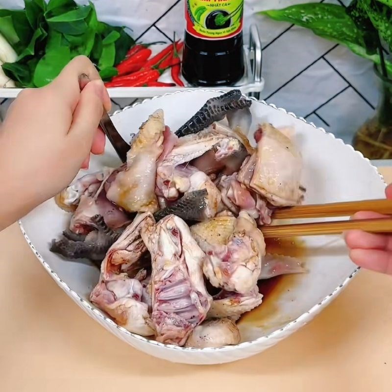 Bước 2 Ướp gia vị kho gà đậm đà Gà xào gừng sả
