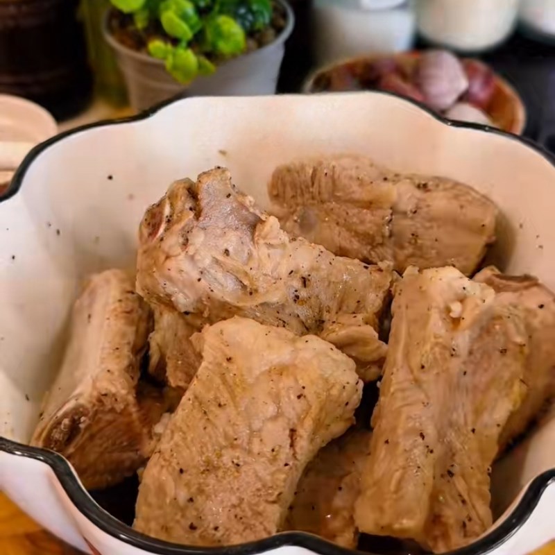 Bước 2 Ướp sườn chiên sả ớt đậm đà Sườn chiên sả ớt