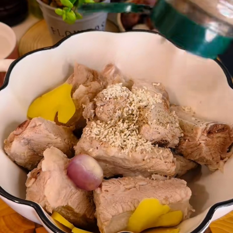 Bước 2 Ướp sườn chiên sả ớt đậm đà Sườn chiên sả ớt