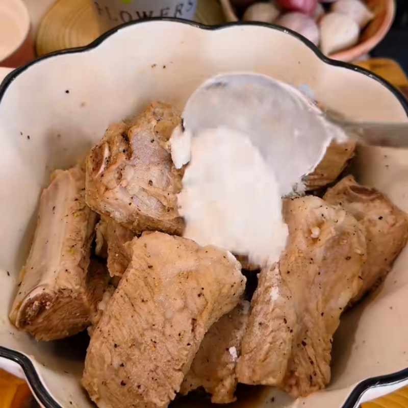 Bước 2 Ướp sườn chiên sả ớt đậm đà Sườn chiên sả ớt