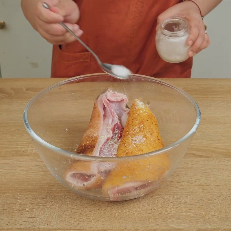 Bước 3 Ướp thịt bê đậm đà Bê hấp tía tô