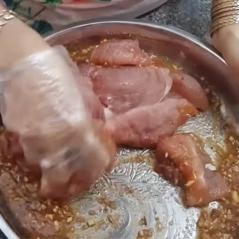Bước 3 Ướp thịt nạc đậm đà Thịt nạc chiên nước mắm