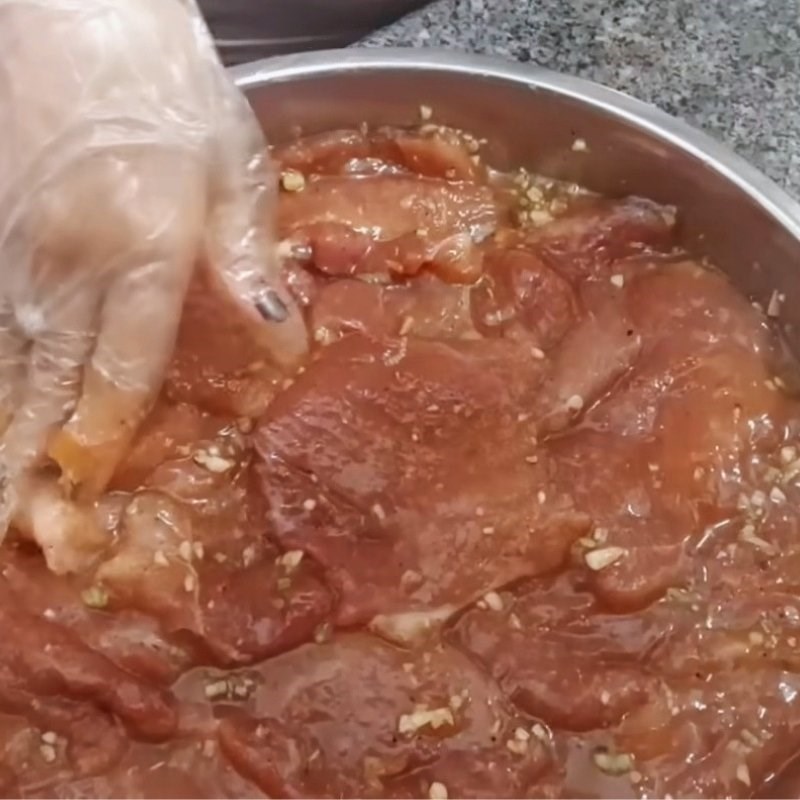 Bước 3 Ướp thịt nạc đậm đà Thịt nạc chiên nước mắm