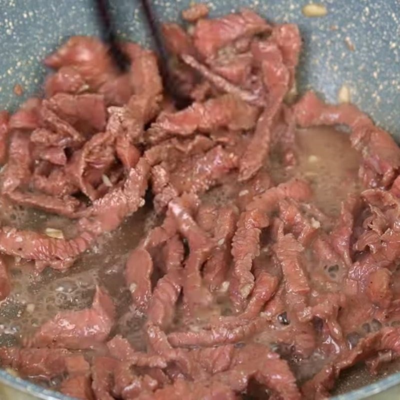 Bước 3 Ướp và làm thịt bò xào thơm mềm Miến trộn thập cẩm