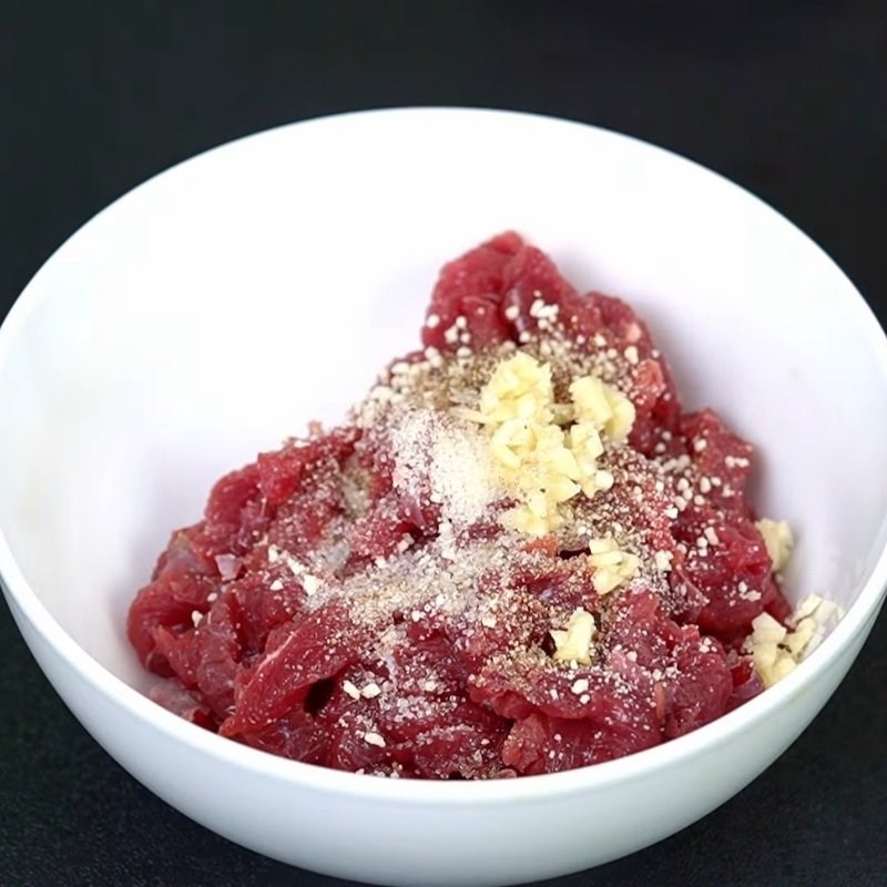 Bước 3 Ướp và làm thịt bò xào thơm mềm Miến trộn thập cẩm